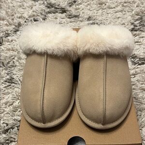 UGG Scuffette II slippers. Womens US size 7. Sand. Cream. New in box.
